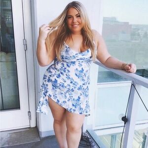 Blue and cream floral mini flow dress 🩵🌻